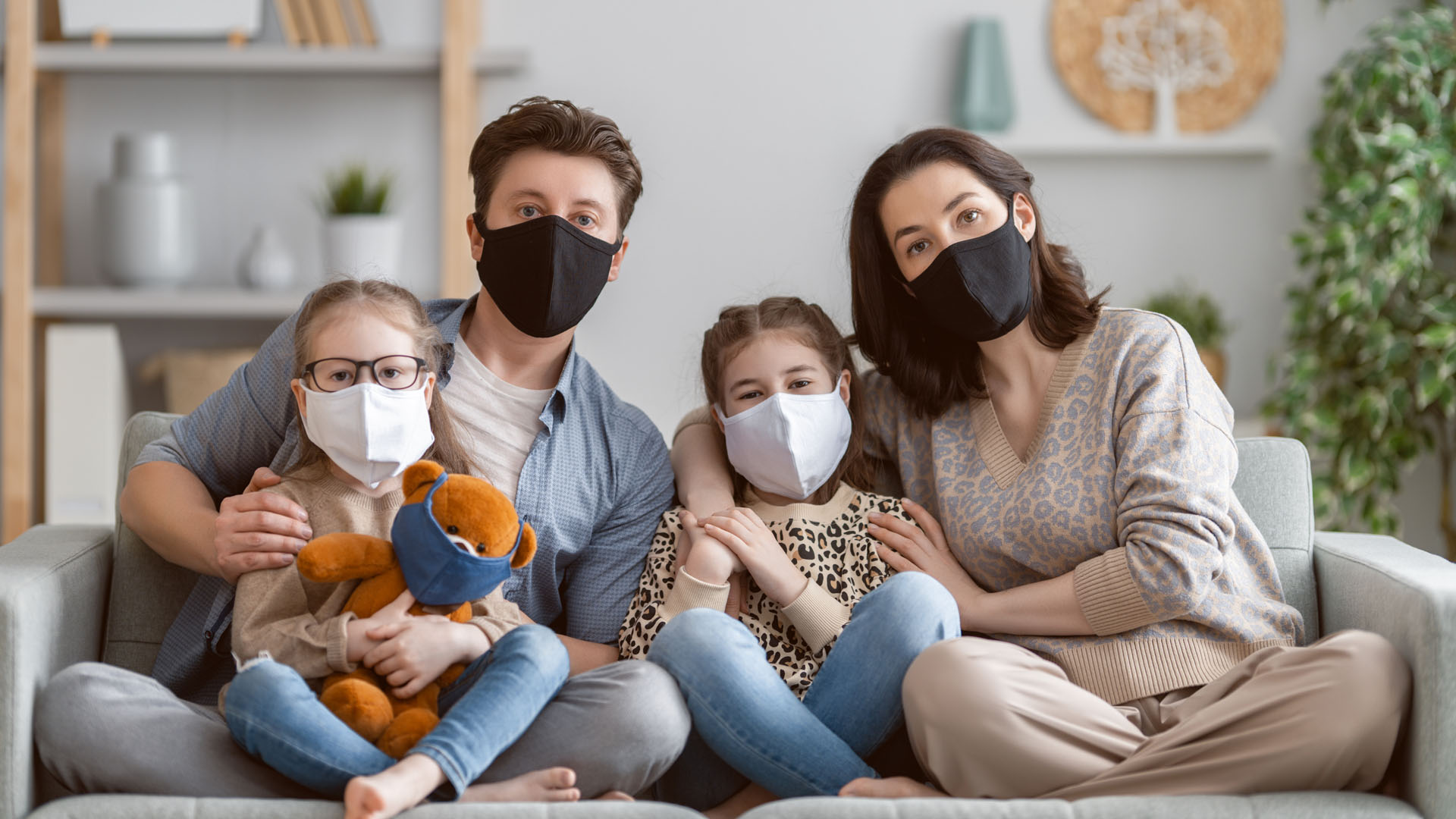 People started to live. Семья в масках. Счастливая маска. Пандемия и семья. Роли и маски в семье.